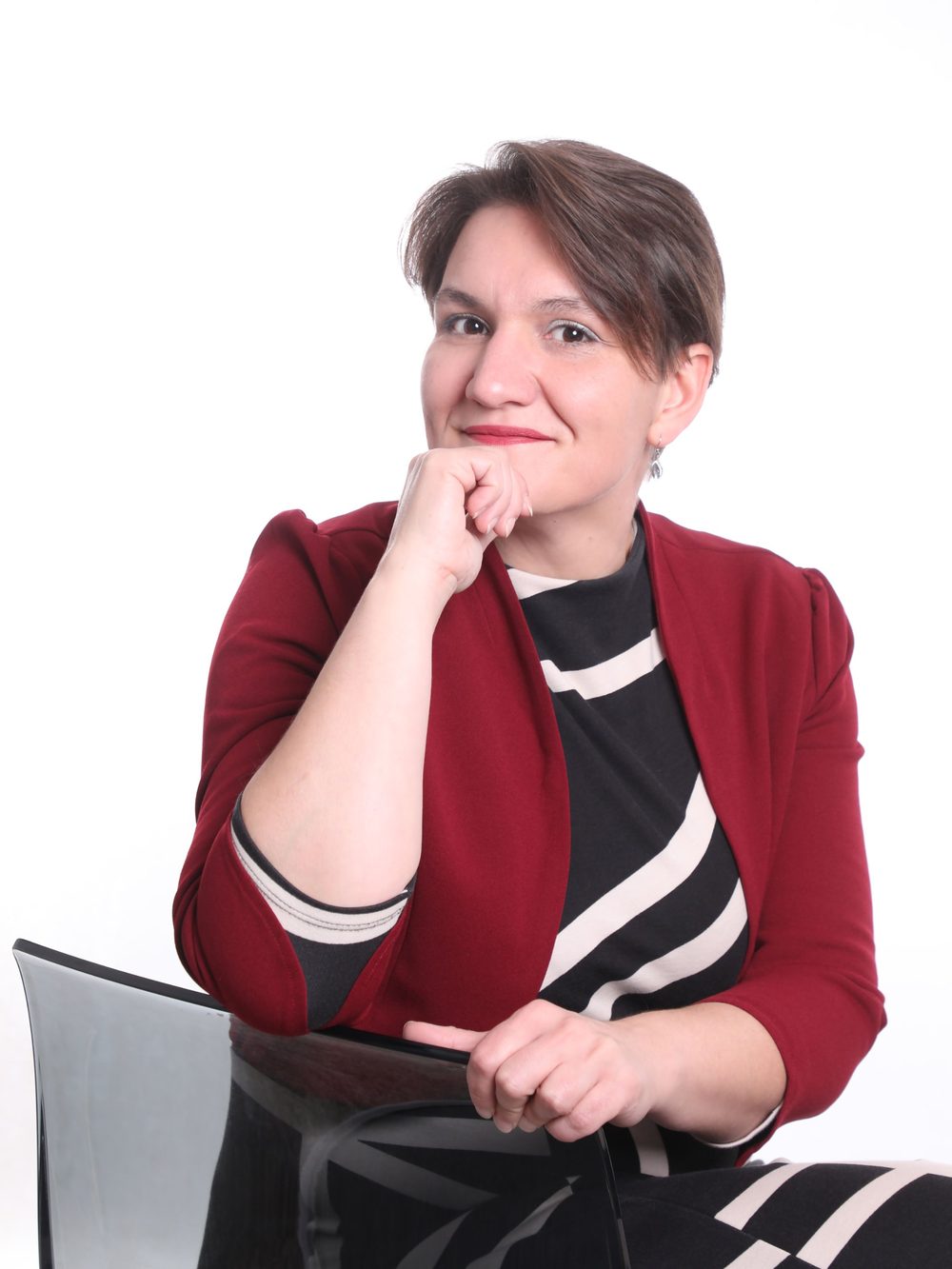 Rechtsanwältin Jennifer Barbara Etzrodt, lächelnd, das Kinn auf die Hand gestützt