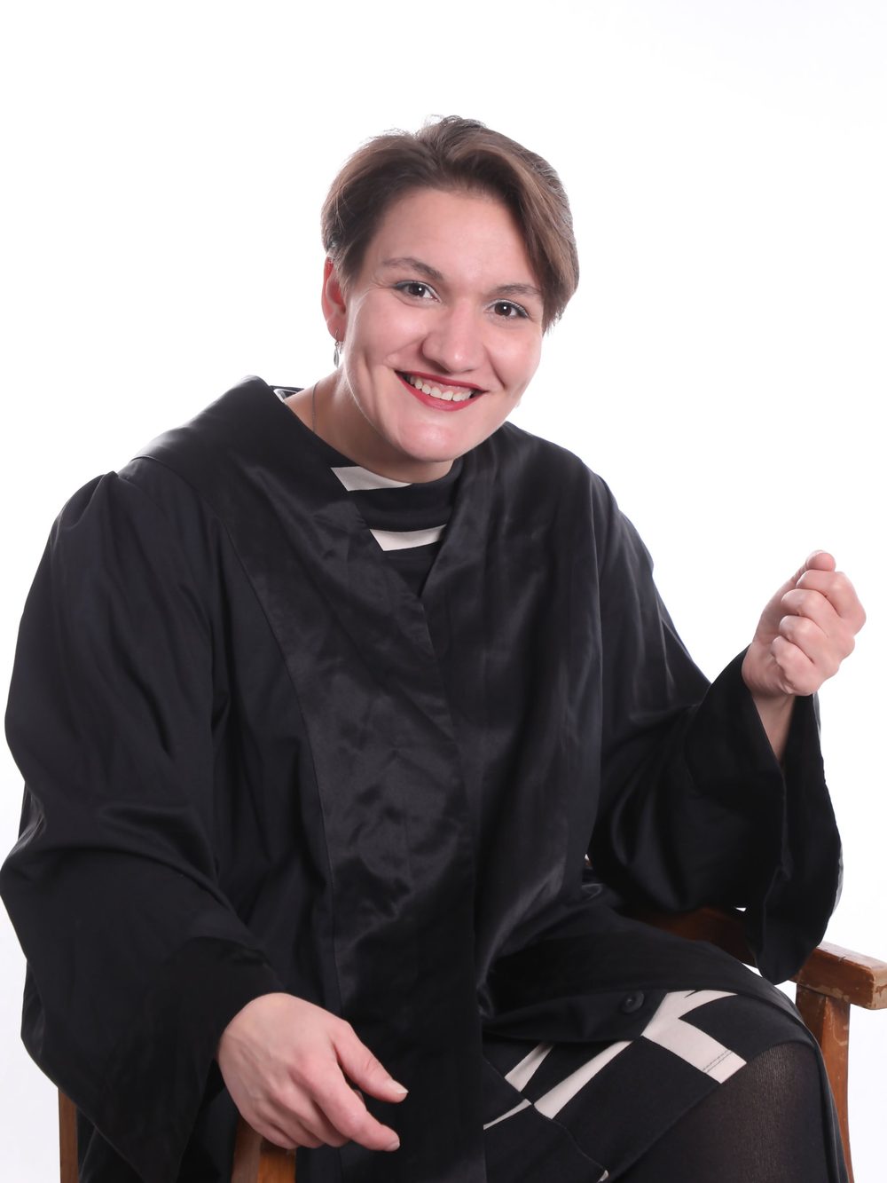 Jennifer Barbara Etzrodt in Robe, im Gespräch, offen lächelnd